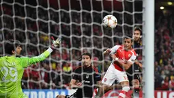 Pemain depan Arsenal, Alexis Sanchez (kanan), mencoba mencetak gol lewat sundulan kepala saat berlaga kontra Besiktas di ajang play-off Liga Champions di Stadion Emirates, London, (28/8/2014). (AFP PHOTO/Ben Stansall)