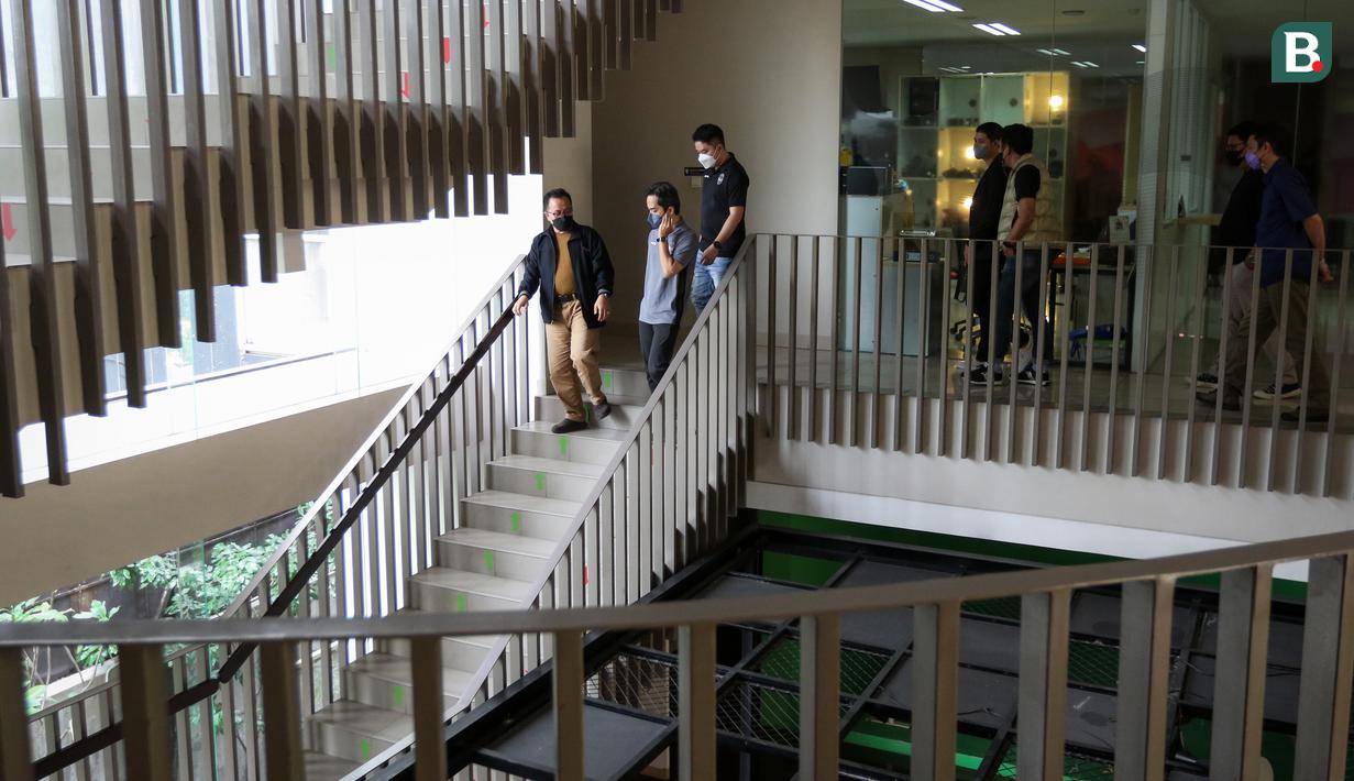 <p>Tidak sendirian, Bima Sinung ditemani oleh Farabi Firdausy sebagai Manajer PSIM dan Jonathan Putra Tjung sebagai Manajer Bisnis PSIM. Mereka disambut oleh Pemimpin Redaksi Bola.com &amp; Bola.net, Darojatun (kiri), Erwin Fitriansyah sebagai Wapemred Bola.com, dan Ario Yosia sebagai Managing Editor Bola.com. (Bola.com/Bagaskara Lazuardi)</p>