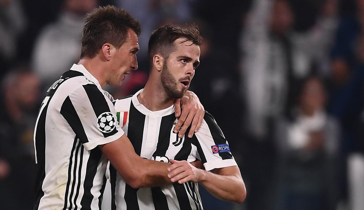 Pemain Juventus, Mario Mandzukic, merayakan gol yang dicetak Miralem Pjanic ke gawang Sporting Lisbon pada laga Liga Champions di Stadion Allianz, Turin, Rabu (18/10/2017). Juventus menang 2-1 atas Sporting. (AFP/Marco Bertorello)
