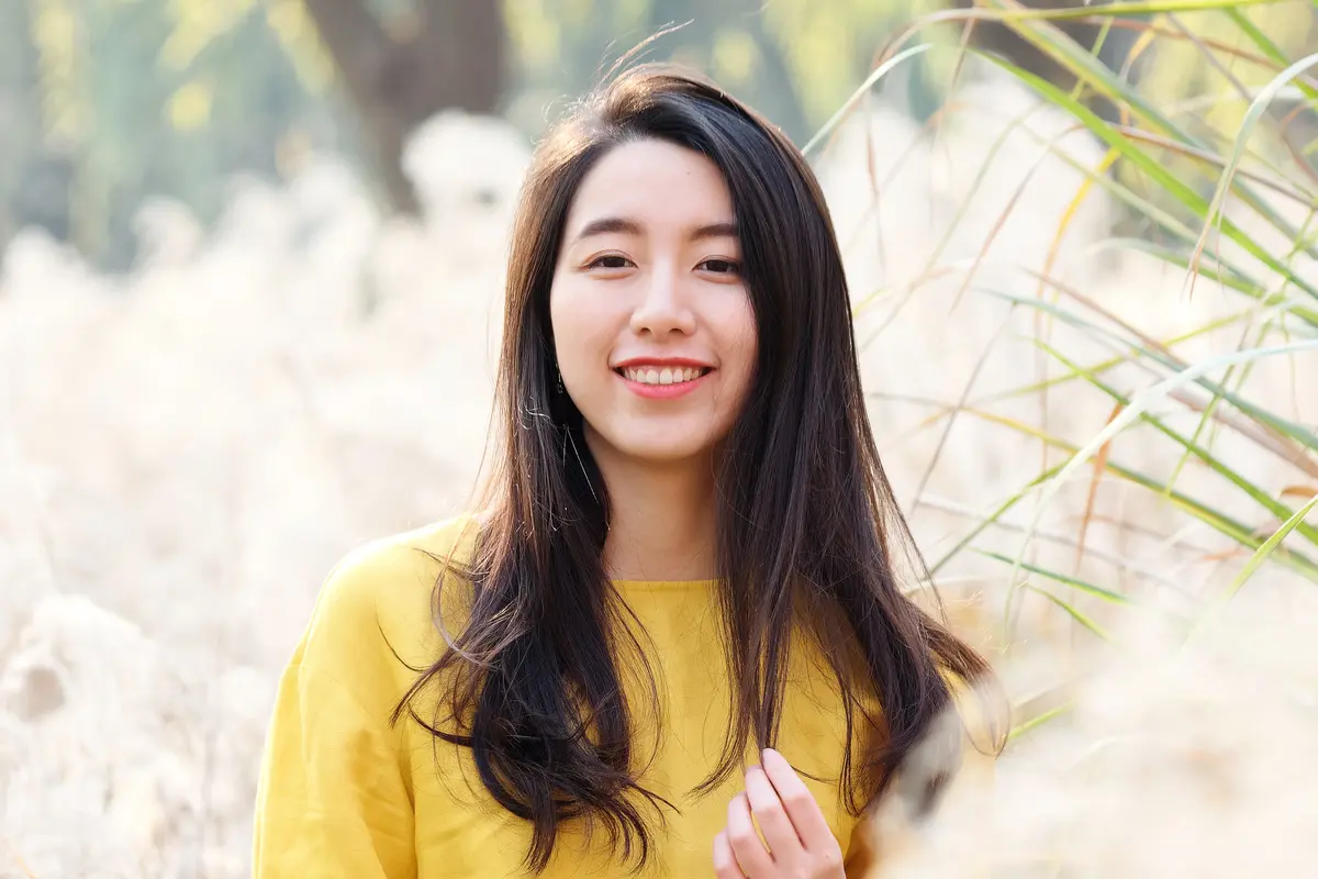 tertawa baju kuning cantik