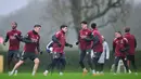 Para pemain Arsenal mengikuti sesi latihan tim di pusat pelatihan Arsenal, London Colney, pada Selasa 27 Januari 2026. Pemuncak klasemen Liga Champions 2025-2026, Arsenal tampak percaya diri ketika akan menjamu Kairat Almaty pada pertandingan krusial yang akan digelar pada Kamis 29 Januari 2026, pukul 03.00 WIB. (Ben STANSALL/AFP)