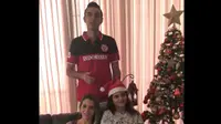 Otavio Dutra dan keluarga merayakan Natal 2017 di Surabaya. (Bola/Aditya Wani)