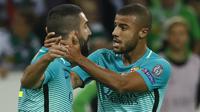 Dua pemain Barcelona, Arda Turan dan Rafinha kabarnya akan segera didepak klub. (AFP / ODD ANDERSEN)