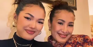 Liza Natalia memiliki putri yang sudah dewasa, ia adalah Queennara Latiza. Saat liburan ke Eropa bersama ibu dan anak ini justru terlihat seperti adik kakak. [@lizanataliaofficial]