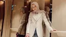 <p>Olla Ramlan memadukan blazer bermotif warna beige dengan kerudung serasi dan celana denimnya. @ollaramlan</p>