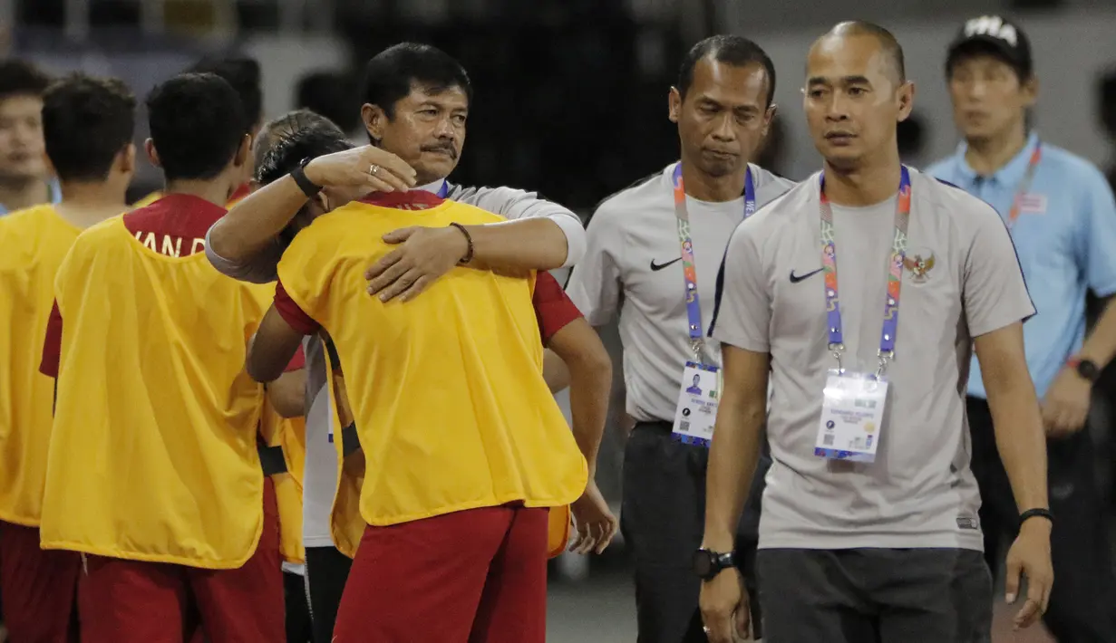 Pelatih Timnas Indonesia U-22, Indra Sjafri, memeluk pemainnya usai mengalahkan Thailand U-22 pada laga SEA Games 2019 di Stadion Rizal Memorial, Manila, Selasa (26/11). Indonesia menang 2-0 atas Thailand. (Bola.com/M Iqbal Ichsan)