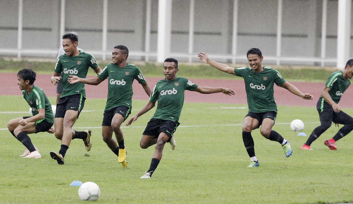 Pemain Timnas Indonesia U-22 saat latihan di Stadion Madya, Senayan, Jakarta, Senin (12/1). Latihan kali ini tidak dipimpin Indra Sjafri karena sedang mengikuti lisensi kepelatihan Pro AFC di Spanyol. (Bola.com/M Iqbal Ichsan)
