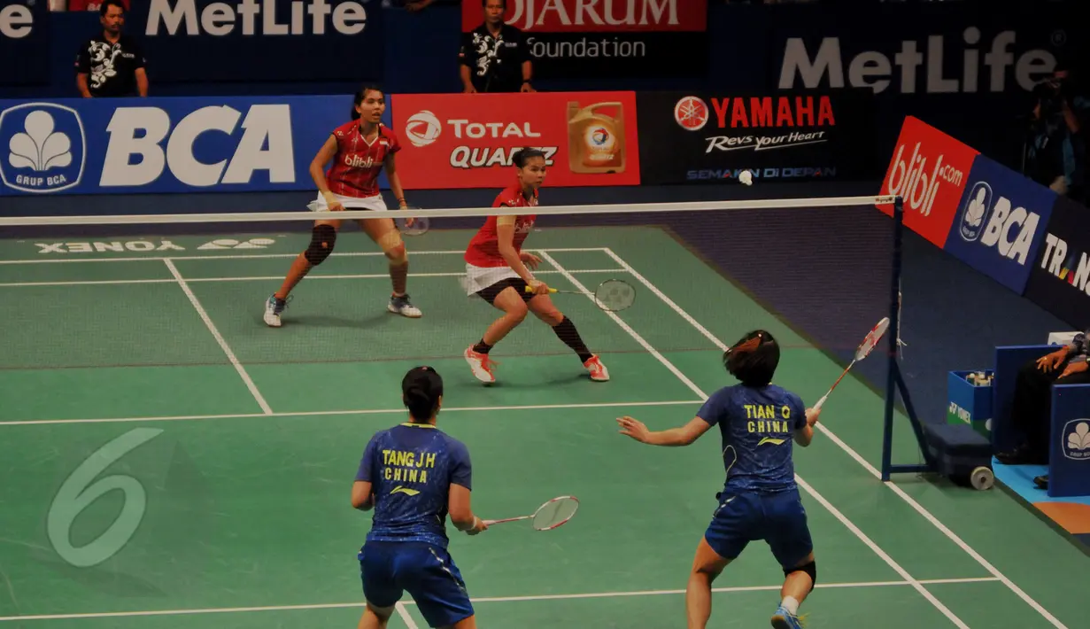 Ganda putri Indonesia, Greysia/Nitya saat berhadapan dengan pasangan Tang Jinhua/Tian Qing asal Tiongkok di final BCA Indonesia Open Superseries Premier 2015 di Jakarta, Minggu (7/6/2015). Tang JH/Tian Q menang 21-11, 21-10. (Liputan6.com/Andrian M Tunay)