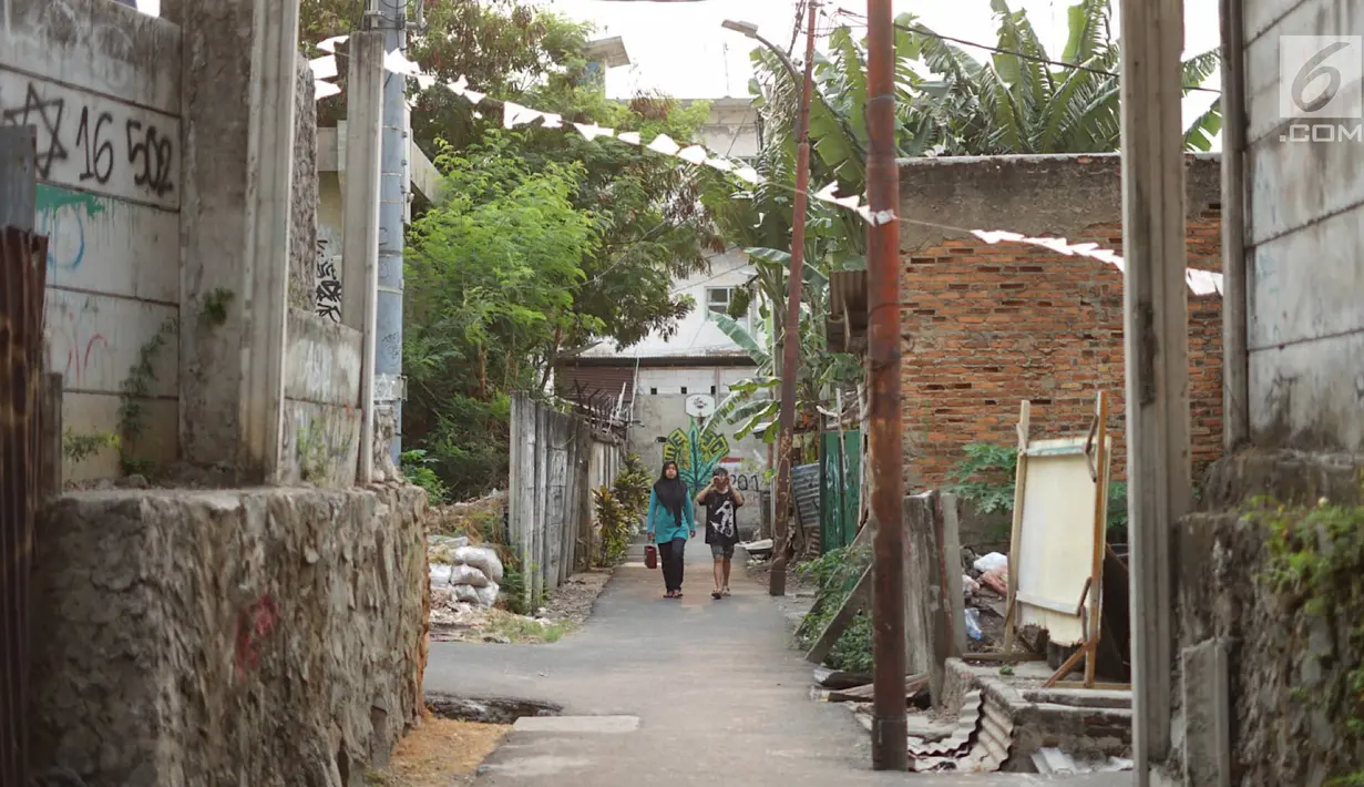 Warga berjalan di Kampung Kebon Melati, Jakarta Pusat, Selasa (24/9/2019). Kampung Kebon Melati semakin menyempit sejak tahun 1990-an. (Liputan6.com/Immanuel Antonius)