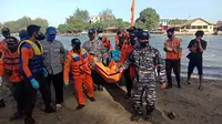 Evakuasi jenazah mahasiswi yang hilang saat saat swafoto di Pantai Logending, Kebumen. (Foto: Liputan6.com/Basarnas)