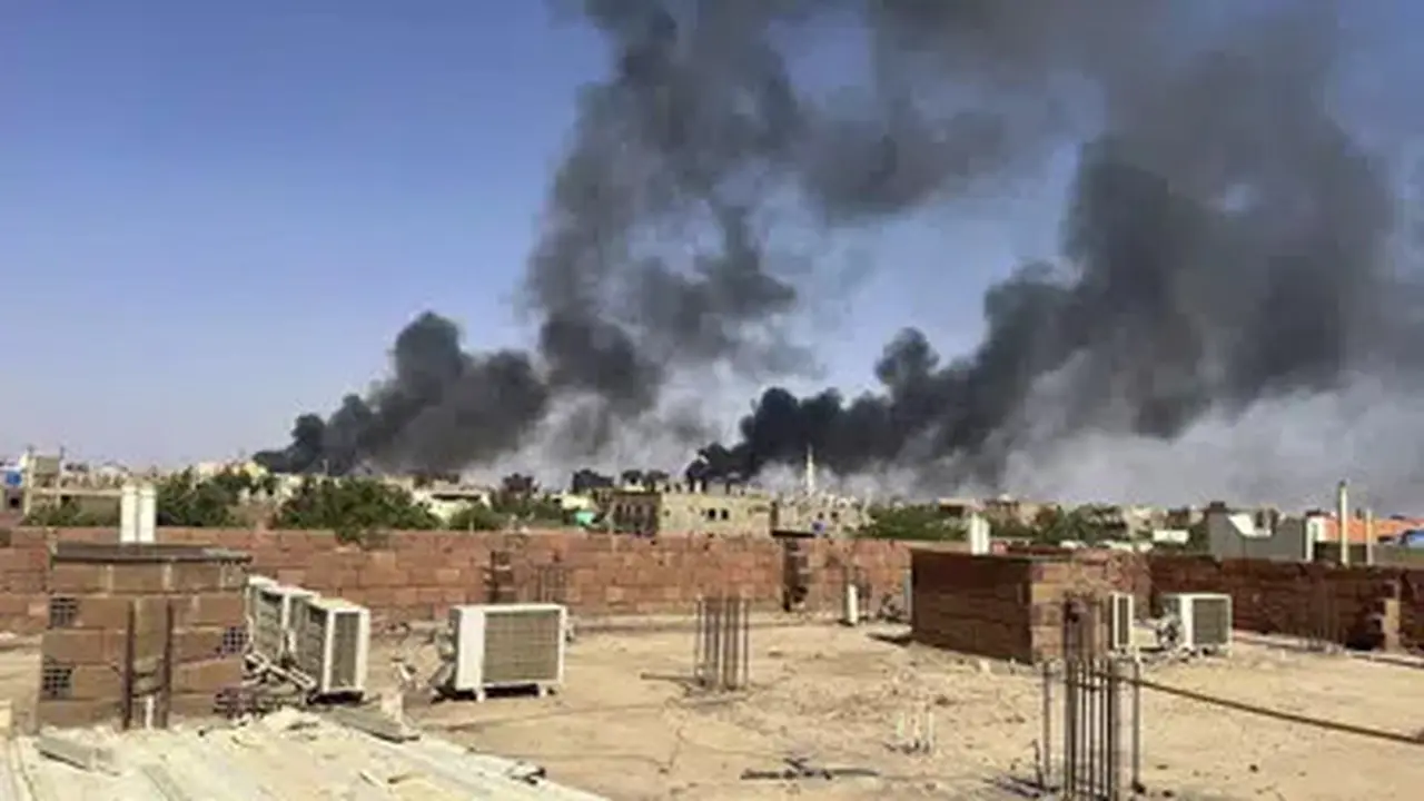 Suasana perang antara kelompok militer dan paramiliter di Sudan. (Dok: AP News)