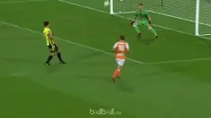 Pemain depan Brisbane Roar, Brett Holman menorehkan gol tendangan voli fantastis ala Johann Cruyff dalam pertandingan Liga Austral...