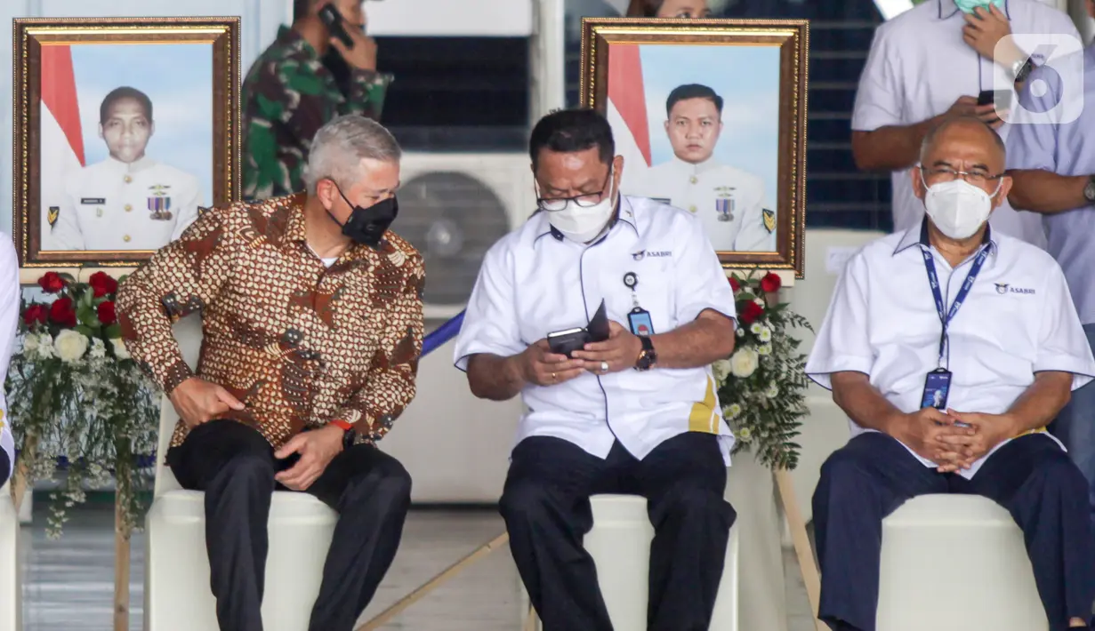Bank Mandiri bersama anak usaha memberikan santunan, bantuan pendidikan anak usia sekolah serta uang pertanggungan dari AXA Mandiri Financial Services, dengan total santunan sebesar Rp3,761 miliar kepada keluarga awak KRI Nanggala-402 yang gugur dalam tugas. (Liputan6.com/Pool/Mandiri)