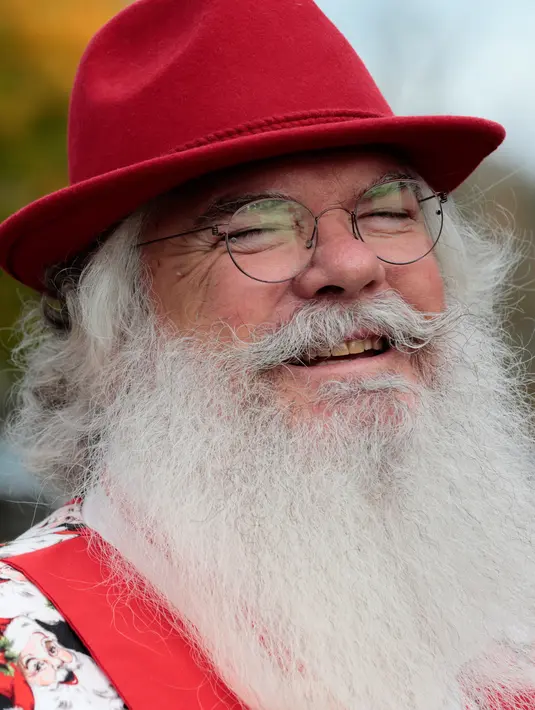 Michael Nelson bersiap menaiki bus menuju sekolah Santa Claus Charles W. Howard di Midland, Michigan, Jumat (19/10). Sekolah ini, setiap tahunnya menerima puluhan calon siswa untuk belajar menjadi seorang Santa Claus. (JEFF KOWALSKY / AFP)