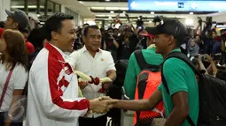 Menpora Imam Nahrawi (kiri) menyambut kedatangan Timnas Indonesia di Bandara Soekarno Hatta, Tangerang, Minggu (18/12). Sebelumnya, Indonesia melakoni laga final kedua Piala AFF 2016 kontra Thailand. (Liputan6.com/Helmi Fithriansyah)