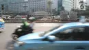 Kendaraan melintas di sekitar kawasan Bundaran HI, Jakarta, Selasa (24/12/2019). Pemprov DKI Jakarta membongkar sementara instalasi bebatuan Gabion dan akan membangunnya kembali usai tahun baru. (Lipuran6.com/Herman Zakharia)