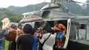 Warga mengevakuasi Heriani yang akan melahirkan saat tiba menggunakan helikopter di Dusun Air Teh, Sulawesi Tengah, Sabtu (27/7/2019). Evakuasi berawal saat Tim Penerbad menerima perintah untuk melakukan dorongan logistik bagi pasukan Satgas Tindak. (Liputan6.com/HO/Satgas TNI-Tinombala)