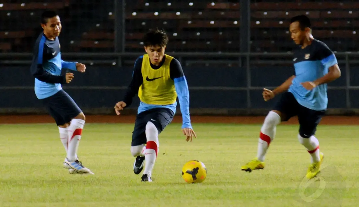 Paulo Sitanggang (tengah) berlatih penguasaan bola bersama dua rekannya di Stadion GBK Jakarta, (3/5/2014). (Liputan6.com/Helmi Fithriansyah)