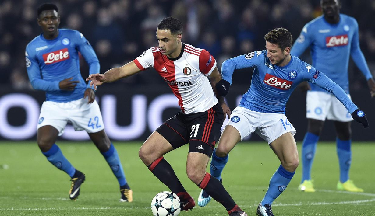 Gelandang Feyenoord, Sofyan Amrabat, berebut bola dengan striker Napoli, Dries Mertens, pada laga Liga Champions di Stadion Kuip, Rotterdam, Rabu (6/12/2017). Feyenoord menang 2-1 atas Napoli. (AFP/John Thys)