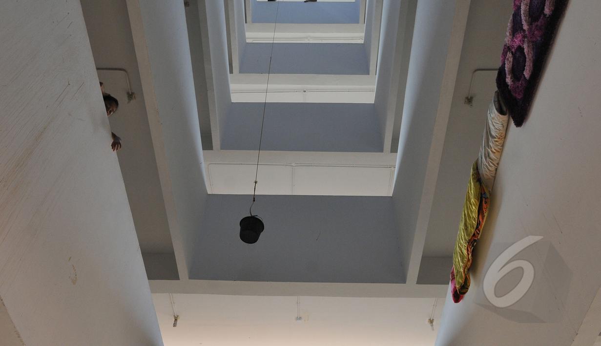 Suasana halaman dalam Rusunawa muara baru, Jakarta, Kamis (21/05/2015). Fasilitas rusunawa muara baru akan di tambah dan diperlengkap seperti pembangunan Ruang Publik Terpadu Ramah Anak (RPTRA). (Liputan6.com/Herman Zakharia)