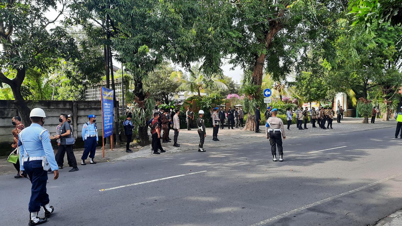 Sejumlah tamu undangan mulai hadir di lokasi akad nikah adik Presiden Joko Widodo atau Jokowi, Idayati dan Ketua Mahkamah Konstitusi (MK) Anwar Usman pada Kamis, 26 Mei 2022.