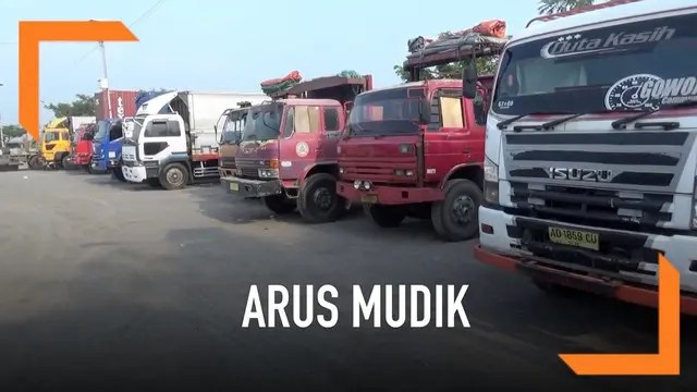 Polres Jombang, Jawa Timur mengandangkan 70 truk yang melanggar ketentuan operasional selama arus mudik 2019.