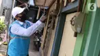 Petugas PLN melakukan pencatatan meteran listrik di rumah warga kawasan Kebayoran Baru, Jakarta, Selasa (30/6/2020). PLN memastikan seluruh petugas dikerahkan mencatat ke rumah pelanggan pascabayar untuk digunakan sebagai dasar perhitungan tagihan listrik bulan Juli 2020. (Liputan6.com/Angga Yuniar)