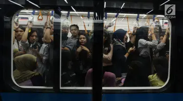 Warga saat mencoba menaiki moda raya Terpadu  Mass Rapid Transit  MRT di Stasiun MRT Bundaran HI, Jakarta, Jumat (29/3). Terkait tarif kereta MRT minimum yag telah disepakati adalah Rp.3000 sampai maksimum Rp.14.000 dari Lebak Bulus- Bundaran HI. (merdeka.com/Imam Buhori)