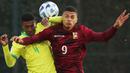 Pemain Timnas Brasil U-20, Robert Renan (kiri) berebut bola dengan pemain Timnas Venezuela U-20, Kevin Kelsy pada laga Piala Amerika Selatan U-20 di Metropolitano de Techo Stadium, Bogota, Kolombia (3/2/2023). Bek tengah berusia 19 tahun yang sejak Januari 2023 membela Zenit St Peterseburg ini memiliki nilai pasar 3 juta euro atau setara hampir Rp50 miliar. Bersama Timnas Brasil U-20 ia telah mengoleksi 11 caps sejak debut pada 11 Juni 2022. (AFP/Juan Pablo Pino)