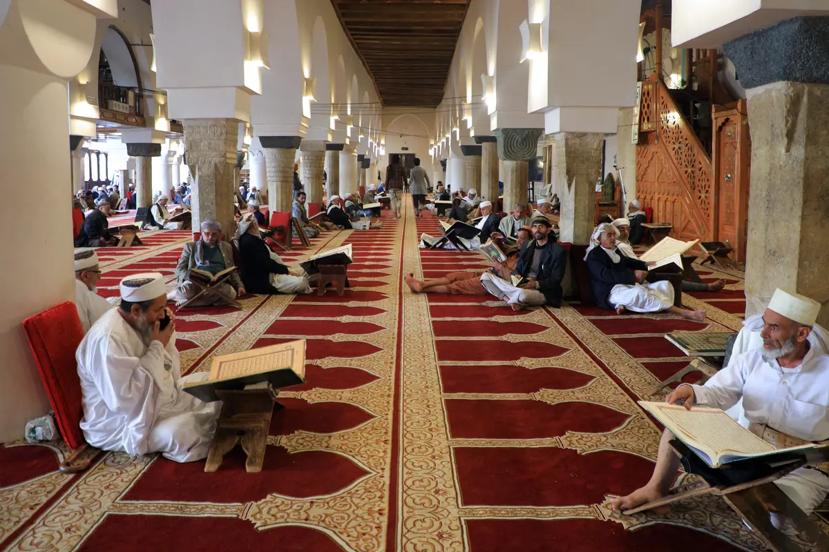 Tadarus Al-Qur’an Raksasa di Masjid Yaman
