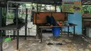 Seorang penjual makanan beristirahat di dalam warungnya, Jakarta, Selasa (7/6/2016). Selama bulan puasa, sejumlah warung makan di kawasan perkantoran memilih untuk tutup di siang hari.(Liputan6.com/Yoppy Renato)