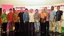 Bukalapak berpose bersama KMK Online usai menandatangani dokumen kerjasama antara Bukalapak.com dengan PT.KMK Online, Jakarta, Rabu (4/1/2015). (Liputan6.com/Panji Diksana)