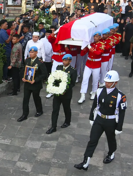 Prosesi pemakaman Wakil Presiden ke-9 RI, Hamzah Haz digelar secara kenegaraan. (merdeka.com/Arie Basuki)