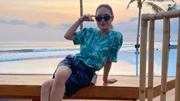 Bahkan, gaya santai Tatjana Saphira saat liburan juga tak melupakan kacamatanya. Melalui akun Instagram, wanita 24 tahun ini cukup sering mengunggah gaya penampilannya saat menggunakan kacamata. (Liputan6.com/IG/@tatjanasaphira)