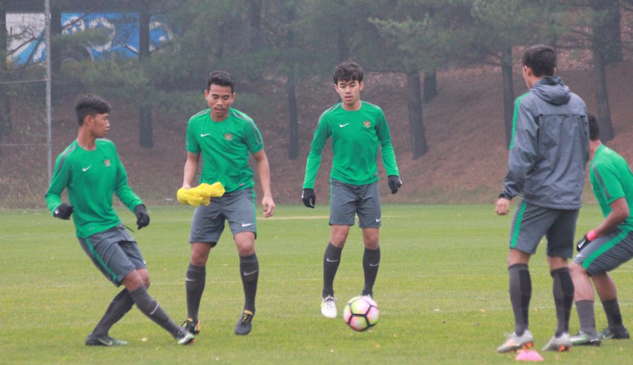 Para pemain Timnas Indonesia U-19 berlatih operan pendek di Paju Football Center, Korea Selatan, 2/11/2017). Indonesia akan melawan Korea Selatan Sabtu 4 November 2017.(Bola.com/Dok.PSSI/Bandung Saputra)