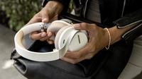 Headphone nirkabel berteknologi noise cancelling Shure Aonic 40. Headphone premium ini dibanderol Rp 5,4 jutaan dan siap mendukung aktivitas pengguna, termasuk untuk traveling. (Foto: Shure).&nbsp;