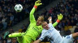 Kiper Benfica, Ederson Moraes, berebut bola dengan bek Dynamo Kiev, Domagoj Vida, pada laga Liga Champions di Stadion Olimpiysky, Kiev, Rabu (19/10/2016). (AFP/Genya Savilov)