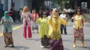 Wanita yang tergabung dalam Gerakan Nasional #SelasaBerkebaya melakukan kampanye berkebaya di Stasiun MRT Dukuh Atas, Jakarta, Selasa (25/6/2019). Kegiatan kampanye tersebut untuk mengembalikan jati diri bangsa Indonesia dengan berkebaya di setiap hari Selasa. (Liputan6.com/Immanuel Antonius)