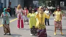 Wanita yang tergabung dalam Gerakan Nasional #SelasaBerkebaya melakukan kampanye berkebaya di Stasiun MRT Dukuh Atas, Jakarta, Selasa (25/6/2019). Kegiatan kampanye tersebut untuk mengembalikan jati diri bangsa Indonesia dengan berkebaya di setiap hari Selasa. (Liputan6.com/Immanuel Antonius)