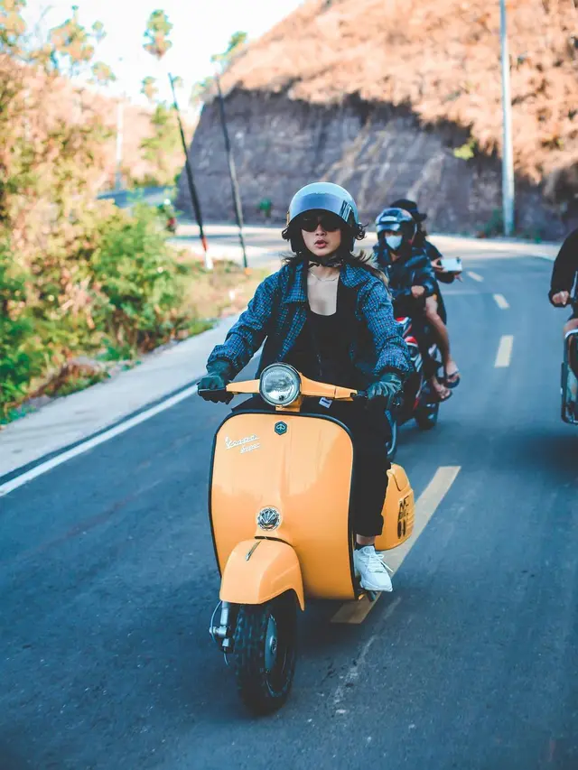 Gemar Touring, Ini 6 Potret Sintya Marisca saat Keliling Naik Motor
