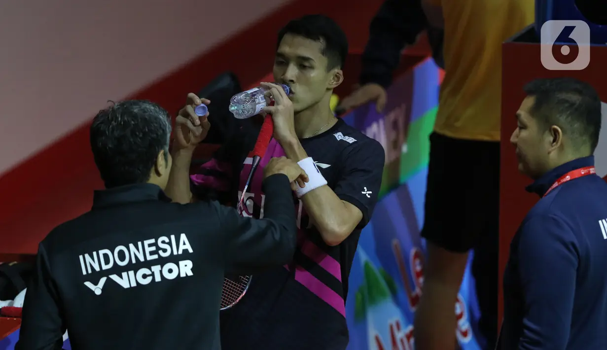 Popov bisa mengimbangi Jojo dengan samakan kedudukan 13-13. Poin kemudian ketat 19-19. Popov menangi gim pertama dengan 21-19. (Liputan6.com/Helmi Fithriansyah)