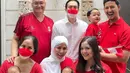Di momen 17an, Tasya kompak mengenakan baju merah dengan ibu mertua dan adik iparnya.  [@randibachtiar]