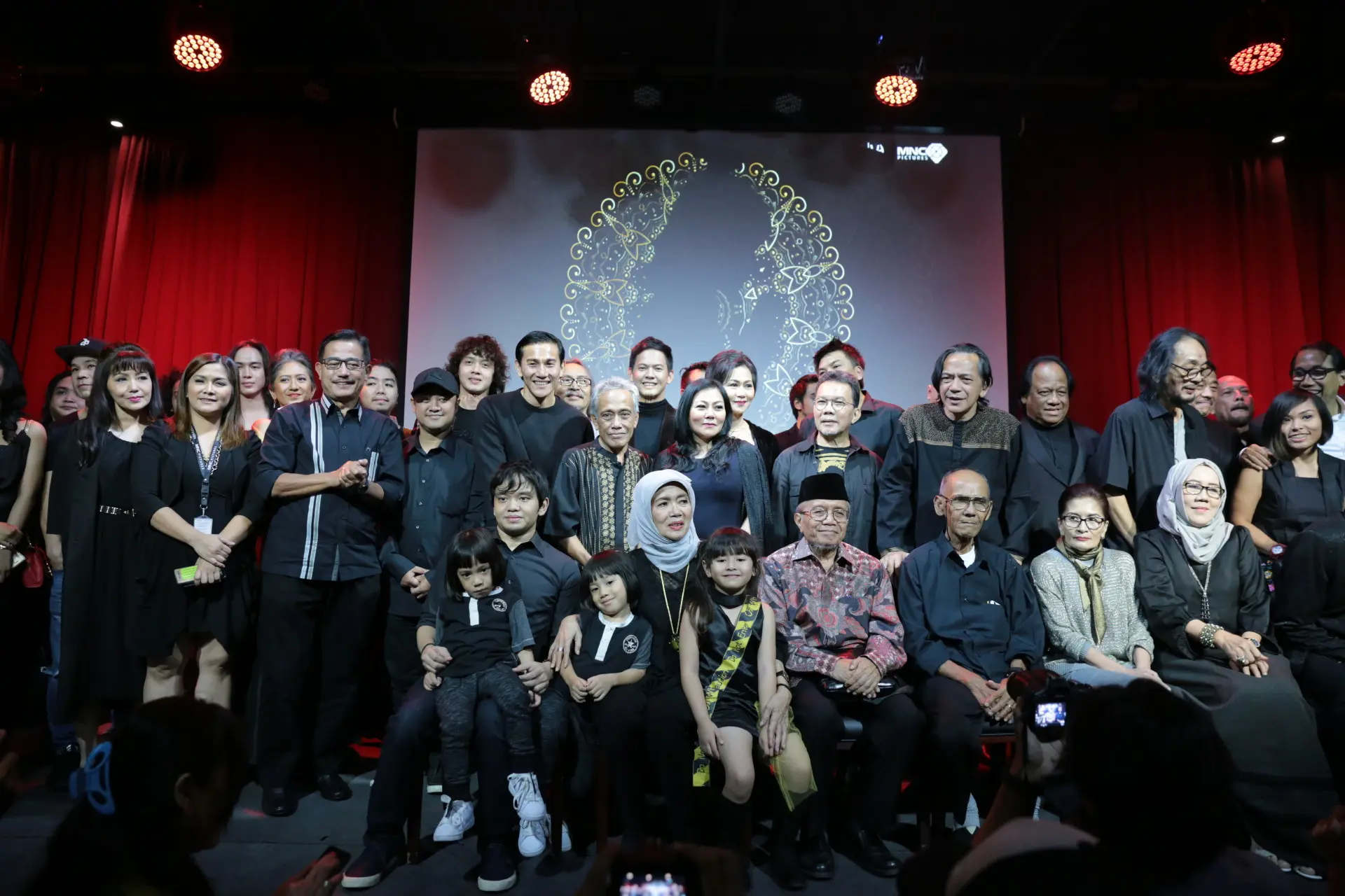 Para pendukung film Chrisye. (Adrian Putra/Bintang.com)