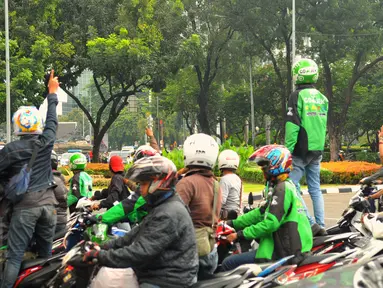 Pengemudi ojek online terlibat aksi lempar batu dengan sopir taksi yang melakukan unjuk rasa, di kawasan Sudirman, Jakarta, Selasa (22/3). Aksi itu pecah saat pengunjuk rasa mendapat perlawan dari pengemudi ojek online. (Liputan6.com/Faisal R Syam)
