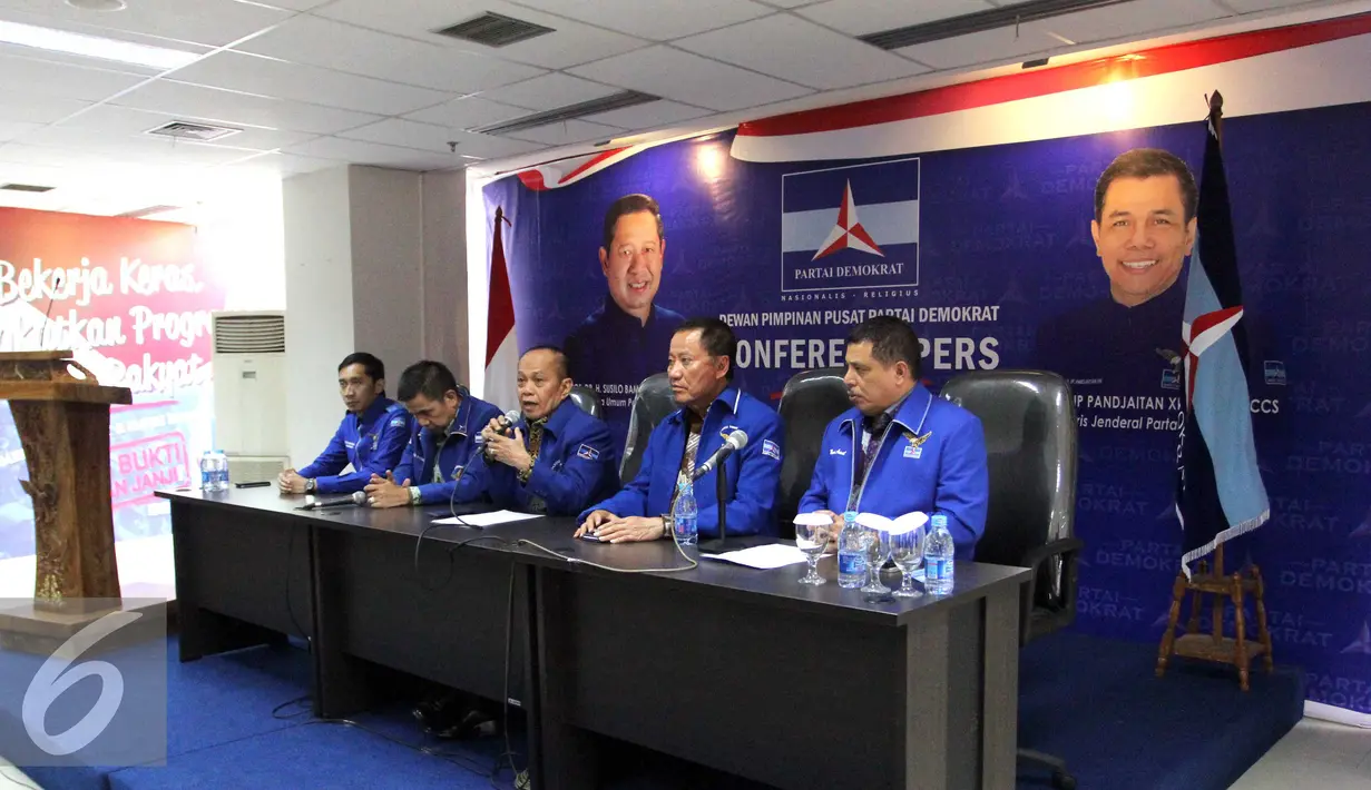 Partai Demokrat (PD) menggelar konferensi pers terkait bencana asap di Sumatra dan Kalimantan, Jakarta, Minggu (6/9/2015). PD memberikan bantuan dan mengajak masyarakat untuk bahu membahu menanggulangi bencana asap. (Liputan6.com/Helmi Afandi)
