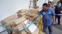 Kepala BNN Komjen Budi Waseso sedang melihat pil PCC yang siap diedarkan. Pabrik itu setiap harinya memproduksi 50 ribu butir pil PCC, Senin (4/12).(Liputan6.com/Fajar Abrori)