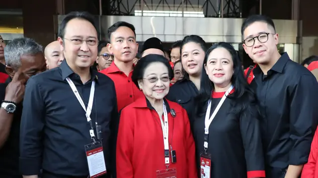 Megawati bersama Prananda Prabowo, Puan Maharani, Gibran Rakabuming Raka, Diah Pikatan, dan Praba Diwangkata.