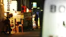 Seorang pria yang mengenakan masker pelindung untuk membantu mengekang penyebaran COVID-19 berdiri di sebuah bar di Tokyo, Jepang, Kamis, (4/2/2021). Tokyo mengonfirmasi lebih dari 730 kasus baru COVID-19 pada 4 Februari 2021. (AP Photo/Eugene Hoshiko)