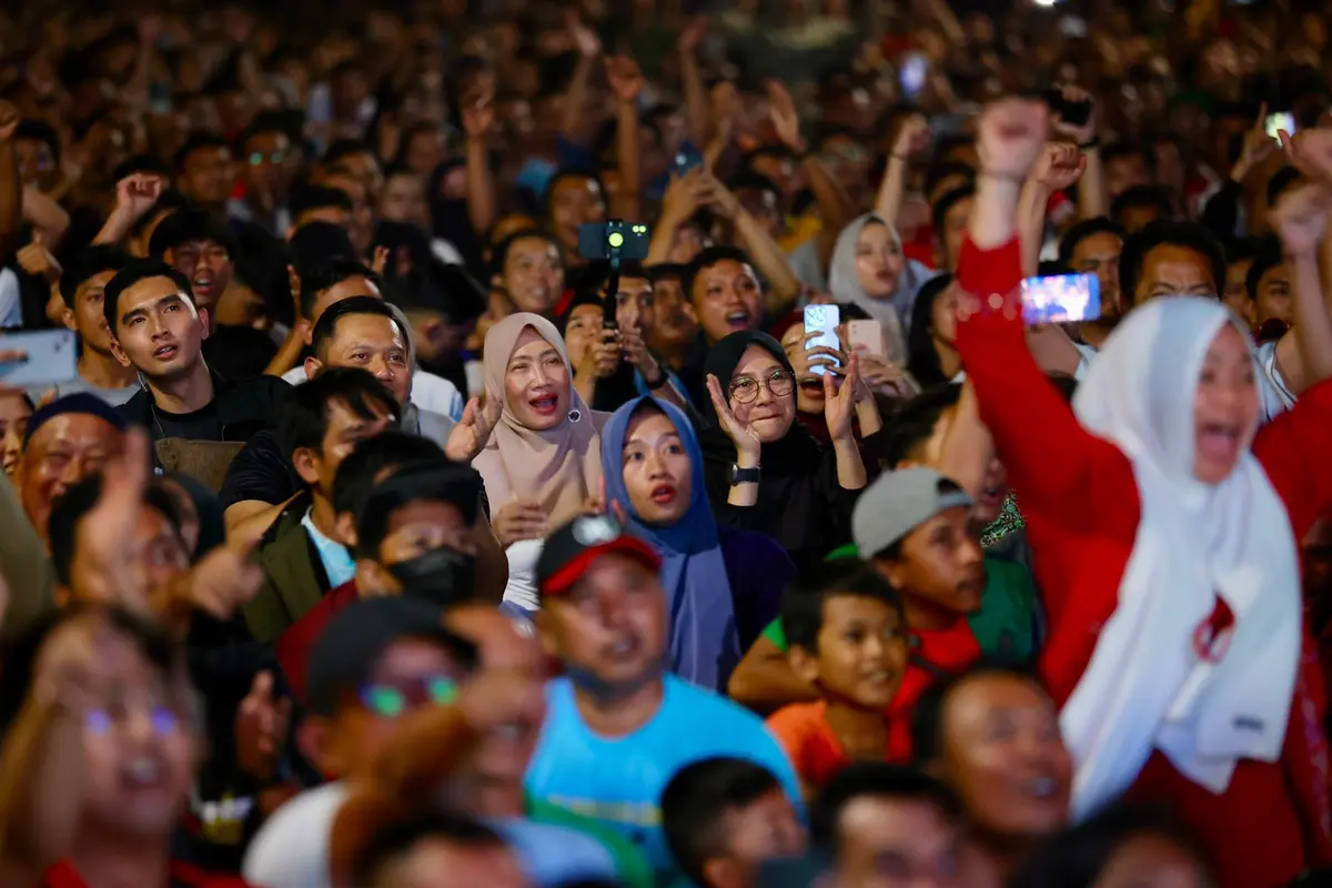 Bupati Banyuwangi Ipuk Fiestiandani ikut Nobar Timnas Indonesia U23 vs Uzbekistan di Depan Pendopo Saba Swagata Blambangan Banyuwangi (Istimewa)