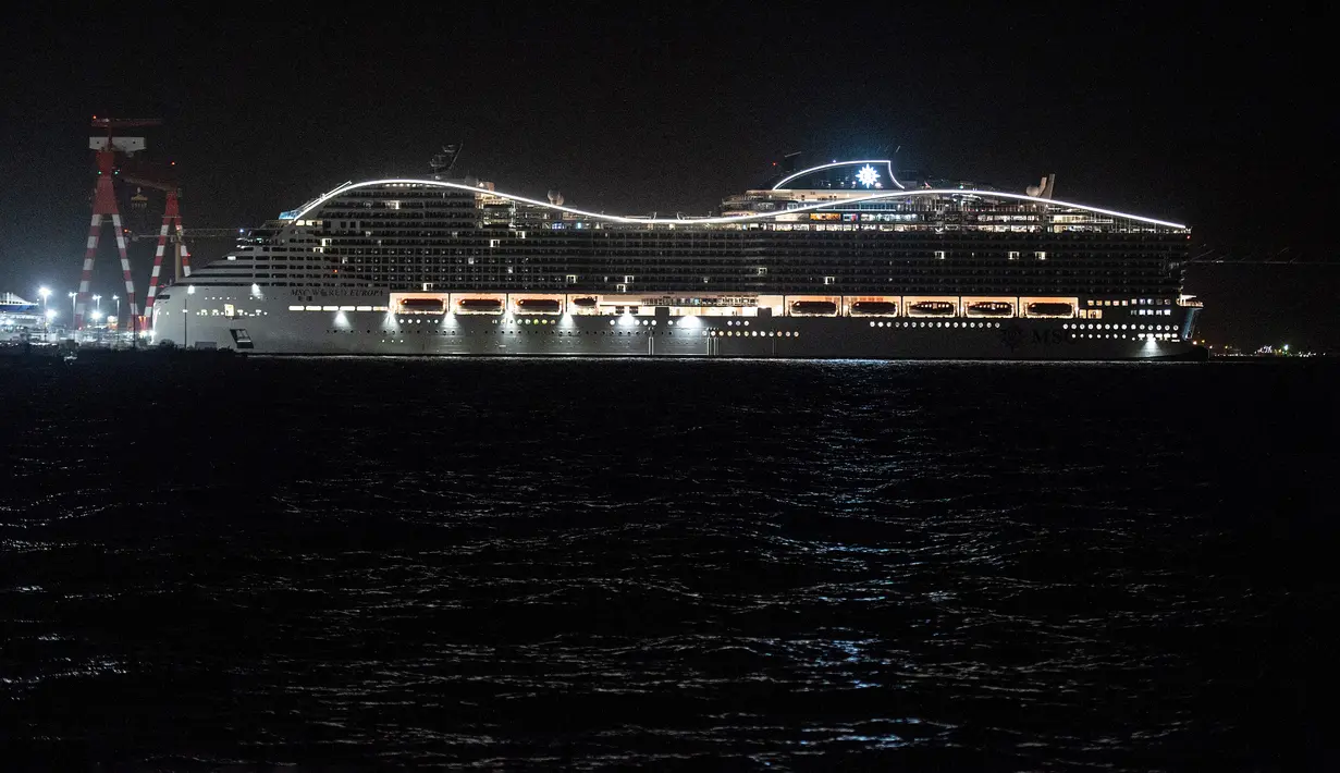 Kapal pesiar MSC World Europa meninggalkan pelabuhan Saint-Nazaire, Prancis barat pada 26 Oktober 2022. MSC World Europa berlayar ke Qatar, di mana ia akan berfungsi sebagai hotel terapung selama Piala Dunia FIFA Qatar 2022. (AFP/Sebastien Salom Gomis)
